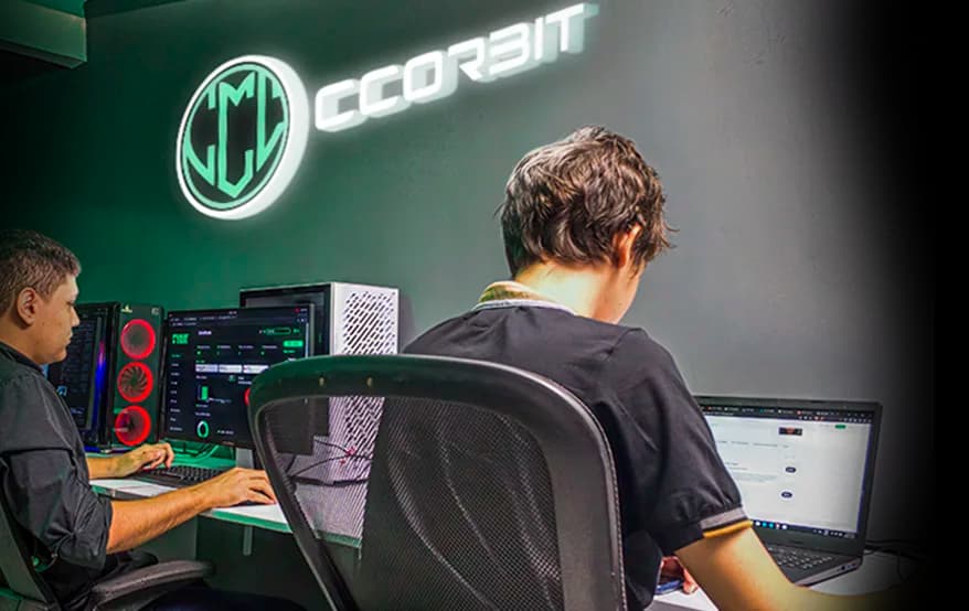 Equipo de desarrollo de ccorbit trabajando en producto